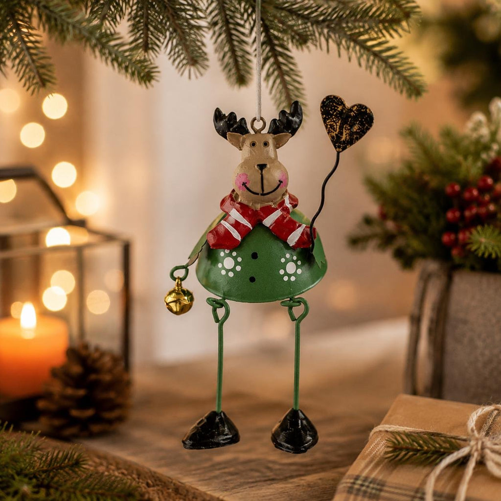 🌲✨ Håndmalte julefigurer med dinglende ben