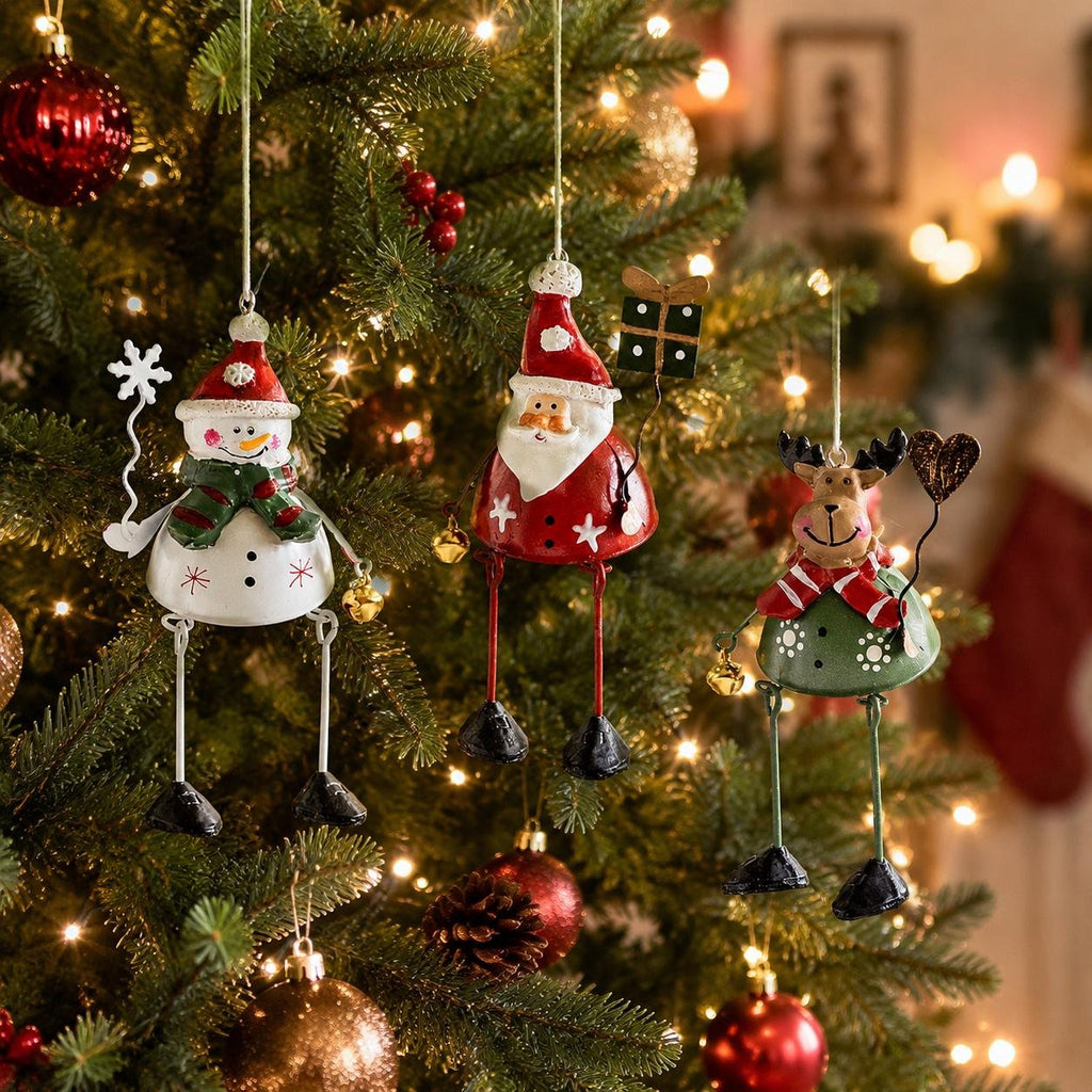 🌲✨ Håndmalte julefigurer med dinglende ben