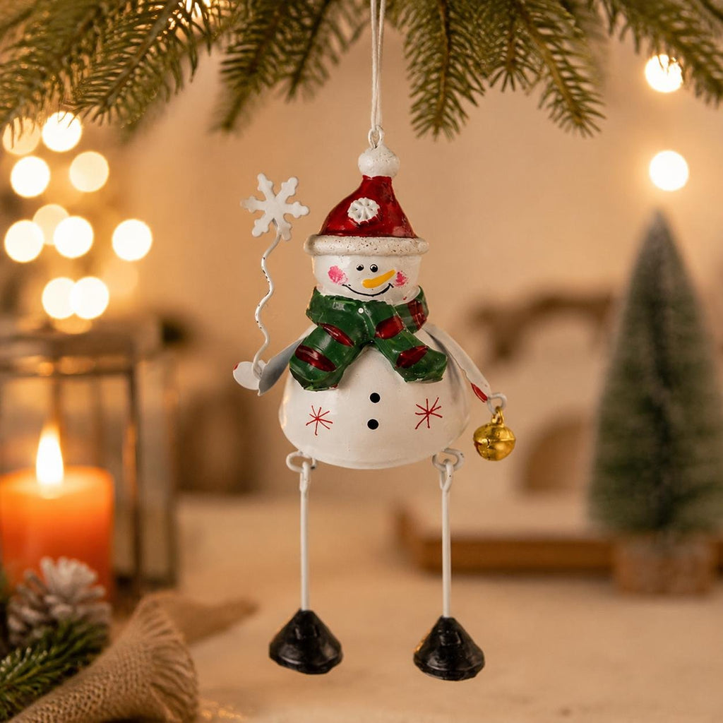 🌲✨ Håndmalte julefigurer med dinglende ben